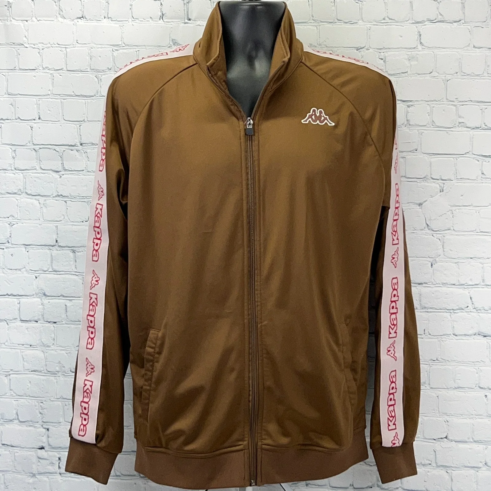 Vintage & Streetwear Women's Clothing: Tees, Jackets, Sweaters & More
